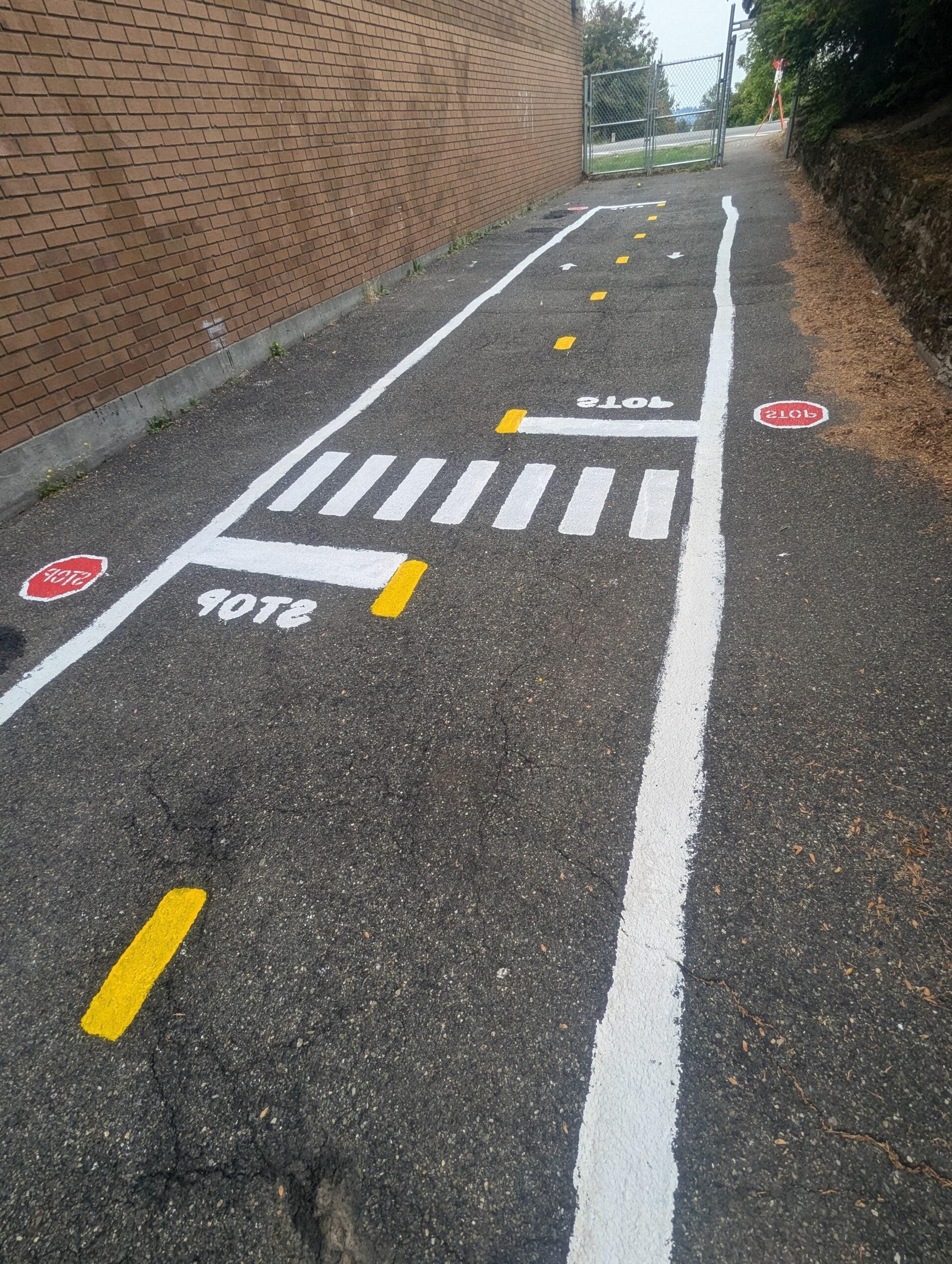 交通花园道路上的微型人行横道和停车标志.